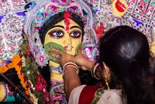 রাত পোহালেই বিজয়া দশমী! বরণডালায় রাখুন ‘এই’ জিনিসগুলি! দশভুজাকে এভাবে বরণ করলে অর্থবৃষ্টি