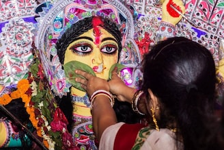 রাত পোহালেই বিজয়া দশমী! বরণডালায় রাখুন ‘এই’ জিনিসগুলি! দশভুজাকে এভাবে বরণ করলে অর্থবৃষ্টি