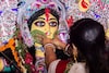 রাত পোহালেই বিজয়া দশমী! বরণডালায় রাখুন ‘এই’ জিনিসগুলি! দশভুজাকে এভাবে বরণ করলে অর্থবৃষ্টি