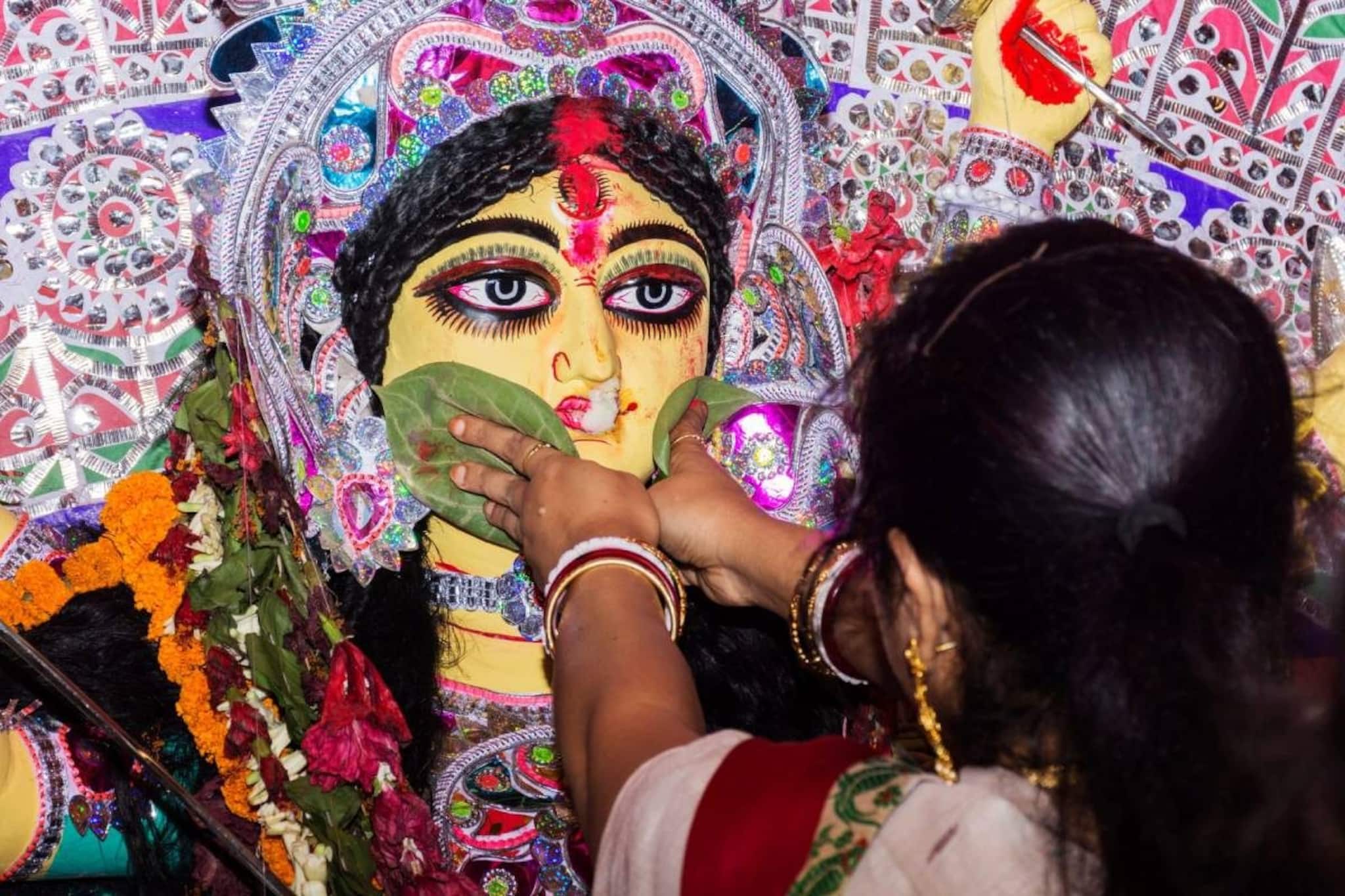 বিজয়া দশমীতেই লাগবে জ্যাকপট..! লাল কাপড়ে বেঁধে রাখুন এটি, মা দুর্গা ঢেলে দেবেন অঢেল টাকা