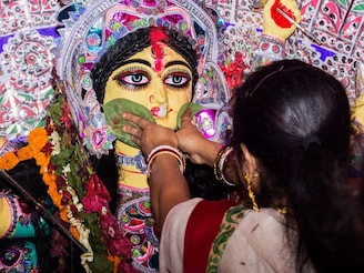 রাত পোহালেই বিজয়া দশমী! বরণডালায় রাখুন ‘এই’ জিনিসগুলি! দশভুজাকে এভাবে বরণ করলে অর্থবৃষ্টি