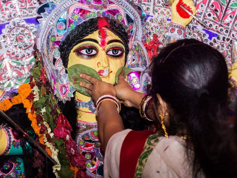  আজ, বুধবার নবমী নিশি৷ রাত পোহালেই বিজয়া দশমী৷ দুর্গাপুজোর অবসানে এই তিথিতে অন্যতম পর্ব বিদায়বেলায় দশভুজা ও তাঁর সন্তানসন্ততি এবং বাহনদের বরণপর্ব।