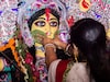 রাত পোহালেই বিজয়া দশমী! বরণডালায় রাখুন ‘এই’ জিনিসগুলি! দশভুজাকে এভাবে বরণ করলে অর্থবৃষ্টি