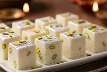 Kalakand Recipe: লোহার কড়াইয়ে ফুটন্ত ঘন দুধে কেশরের পাক...আদি কালাকাঁদের অপার্থিব স্বাদে মজেছেন খাদ্যরসিকরা