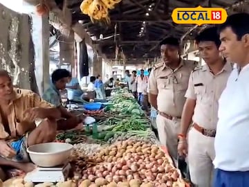 বাজারে ব্লক আধিকারিক ও পুলিশ বাজারে ব্লক আধিকারিক ও পুলিশ