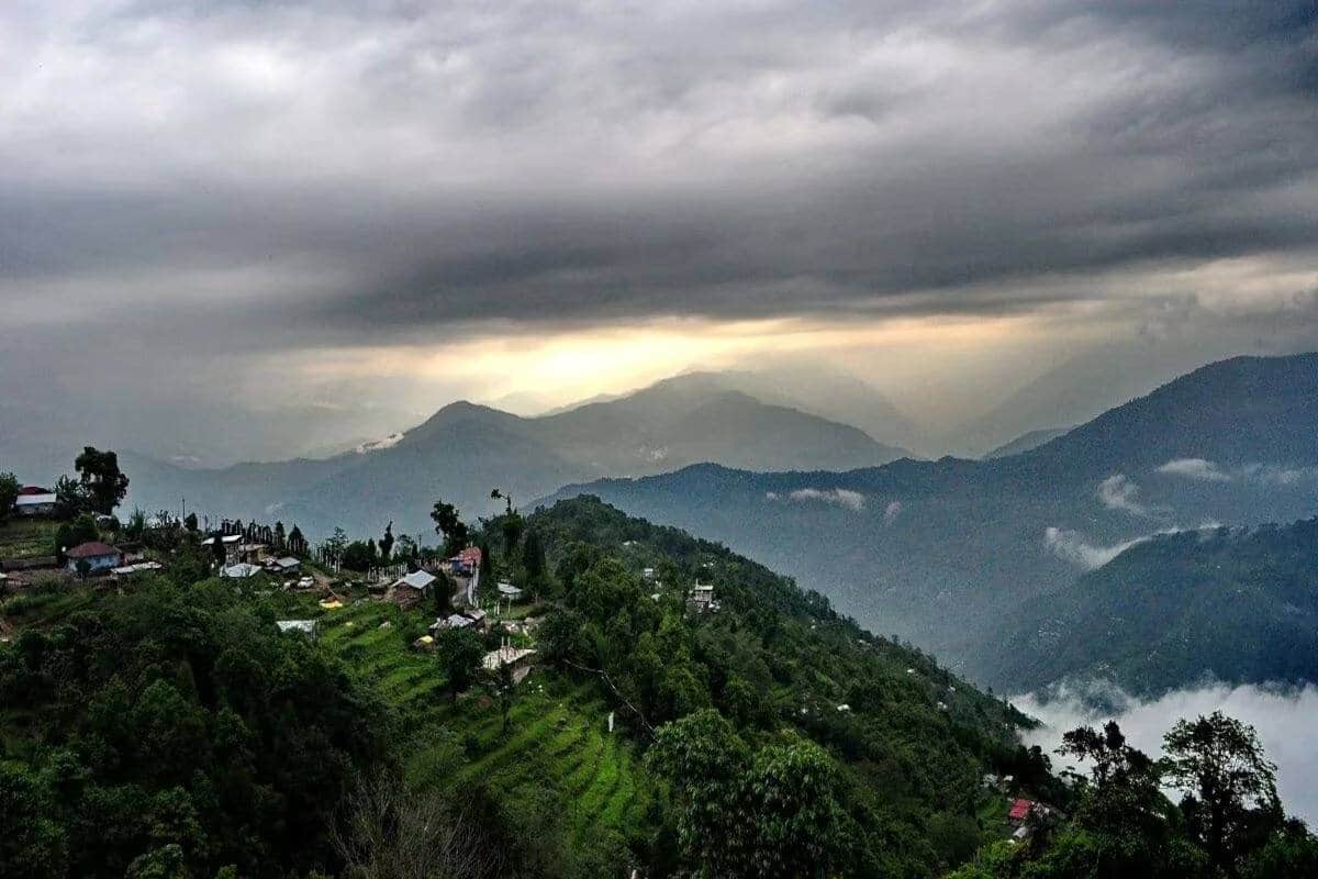 ডুয়ার্সের আকাশও পরিষ্কার। গত চব্বিশ ঘন্টায় সর্বোচ্চ তাপমাত্রা ছিল ৩১ ডিগ্রি সেলসিয়াস। সর্বনিম্ন তাপমাত্রা ২১ডিগ্রি সেলসিয়াস। আলিপুরদুয়ারেও রোদ উজ্জ্বল আবহাওয়া। সর্বনিম্ন তাপমাত্রা ২৪ ডিগ্রি সেলসিয়াস।