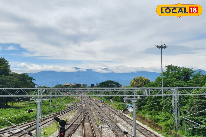 আবহাওয়ার পূর্বাভাস থেকে জানা যাচ্ছে, বৃহস্পতিবার শিলিগুড়ির আকাশ পরিষ্কার থাকবে। আকাশ পরিষ্কার এবং বর্ষা বিদায়ের সঙ্গে সঙ্গে হালকা শীতের আমেজ ও অনুভব করা যাবে শিলিগুড়িতে।
