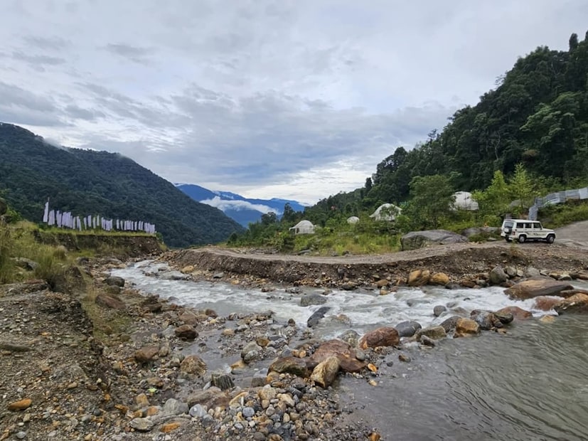 আজ, সোমবার দুর্যোগ কিছুটা কমবে উত্তরবঙ্গে। সোমবার ভারী বৃষ্টির সতর্কতা শুধুমাত্র আলিপুরদুয়ারে। বাকি সব জেলাতেই বজ্রবিদ্যুৎ-সহ বিক্ষিপ্ত বৃষ্টির সম্ভাবনা ৷ সঙ্গে ৩০ থেকে ৪০ কিলোমিটার প্রতি গতিবেগে দমকা বাতাস বইবে। এমনটাই জানিয়েছে আবহাওয়া দফতর ৷ Photo: Rinki Das Bhattacharya