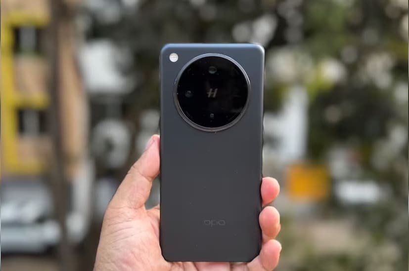 Oppo Find X8 Pro-এর বৈশিষ্ট্য: Oppo Find X8 Pro-তে ৬.৭৮ ইঞ্চির AMOLED ডিসপ্লে রয়েছে, যার রিফ্রেশ রেট ১২০Hz এবং এতে ডলবি ভিশন সাপোর্ট রয়েছে। এর সর্বোচ্চ উজ্জ্বলতা ৪৫০০ নিটস পর্যন্ত, যার ফলে সরাসরি সূর্যের আলোতেও ডিসপ্লেটি স্পষ্টভাবে দৃশ্যমান হয়। ফোনটি মিডিয়াটেক ডাইমেনসিটি ৯৪০০ চিপসেট দ্বারা চালিত, যা এটিকে এক অতি দ্রুত গতির করে তোলে। পাওয়ারের জন্য এতে একটি বিশাল ৫৯১০mAh ব্যাটারি রয়েছে যা ৮০W দ্রুত চার্জিং এবং ৫০W ওয়্যারলেস চার্জিং উভয়ই সাপোর্ট করে।