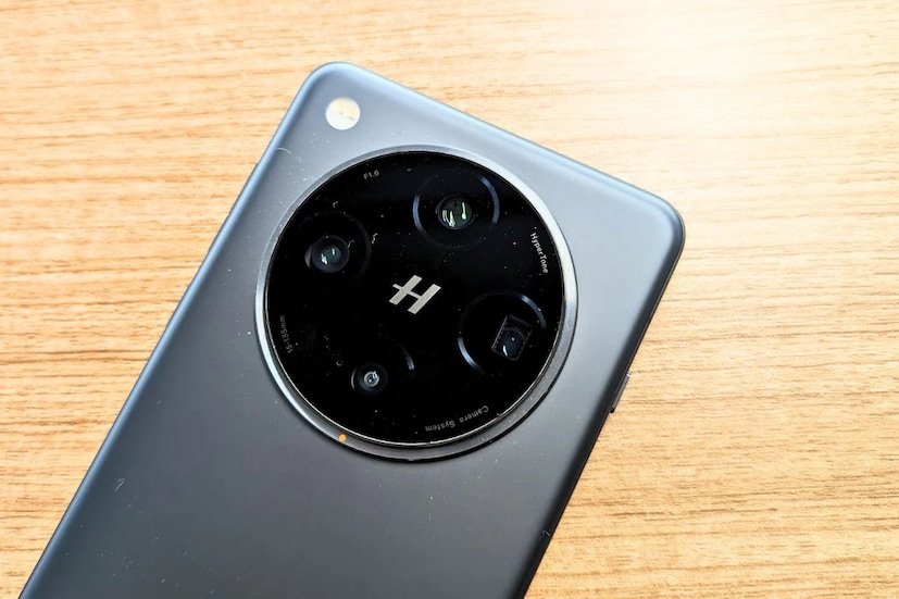 Oppo Find X8 Pro-এর ক্যামেরা সেটআপটি এর সবচেয়ে বড় আকর্ষণ। ফোনটির পিছনে চারটি ক্যামেরা রয়েছে। এতে একটি ৫০-মেগাপিক্সেল Sony LYT808 প্রধান সেন্সর এবং একটি ৫০-মেগাপিক্সেল Sony LYT600 পেরিস্কোপ টেলিফটো লেন্স (৩x অপটিক্যাল জুম) রয়েছে। এতে একটি ৫০-মেগাপিক্সেল Sony IMX858 সেন্সর (৬x অপটিক্যাল এবং ১২০x ডিজিটাল জুম) এবং একটি ৫০-মেগাপিক্সেল Samsung আল্ট্রাওয়াইড লেন্স রয়েছে। সেলফি এবং ভিডিও কলিংয়ের জন্য ৩২ মেগাপিক্সেলের ফ্রন্ট ক্যামেরা দেওয়া হয়েছে।