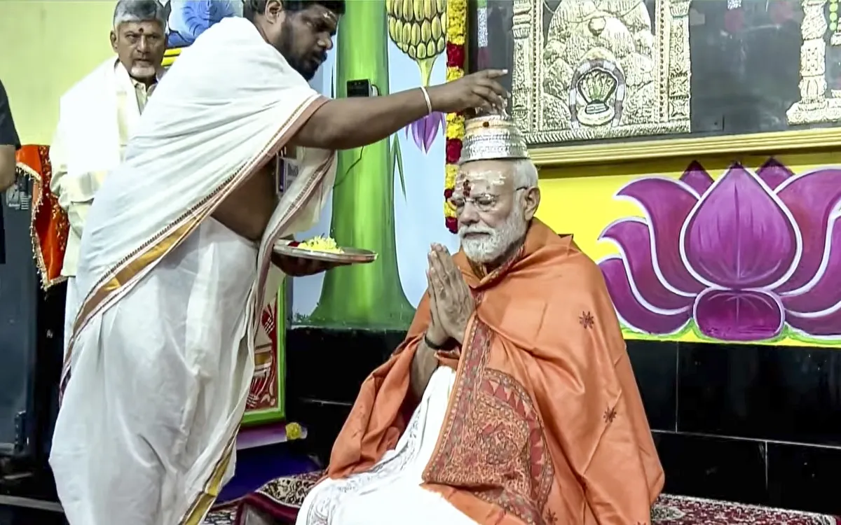 কুর্নুল সফরে থাকা প্রধানমন্ত্রী নরেন্দ্র মোদি এদিন পুজোর পরে শিবাজি অনুপ্রেরণা কেন্দ্র পরিদর্শন করেন। শিবাজি দরবার হল এবং ধ্যান কক্ষ পরিদর্শন করেছেন মোদি। মোদি ঐতিহ্যবাহী পঞ্চামৃত নিয়মে ভগবান মল্লিকার্জুন স্বামীর উদ্দেশ্যে রুদ্রাভিষেকম করেন।