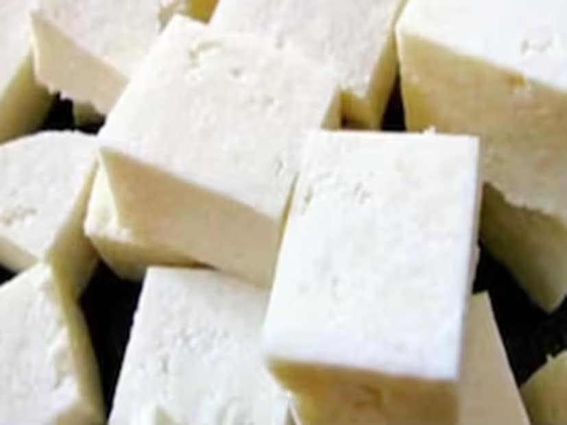 গরম জল দিয়ে পরীক্ষা: এক গ্লাস গরম জলে পনিরের একটি ছোট টুকরো রাখতে হবে। যদি পনির আসল হয়, তবে এটি তার জায়গায় থাকবে এবং জলে কিছুটা নরম হয়ে যাবে। যদি পনির জলে রাখার পরে গলে যেতে শুরু করে বা আঠালো হয়ে যায়, তাহলে বুঝতে হবে যে এতে কৃত্রিম পদার্থ যোগ করা হয়েছে। এই পরীক্ষাটি তাৎক্ষণিকভাবে বলে দেবে সেই পনির নকল কি না। (Representative Image)