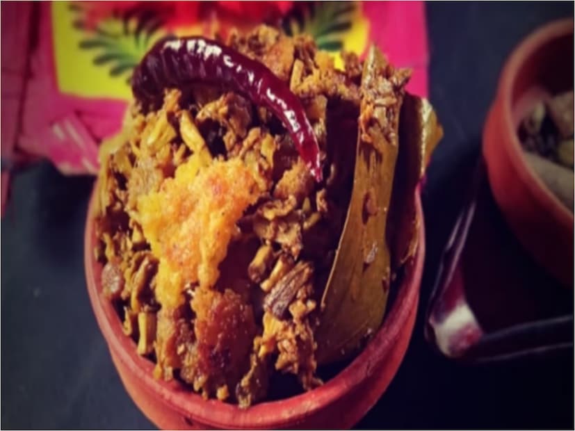 বাঙালির রান্না ঘরে সুস্বাদু ও উপকারী রান্নাগুলির মধ্যে অন্যতম হবল মোচা। মোচার ঘণ্ট হোক বা মোচার চপ, কলার ফুল দিয়ে তৈরি এই খাবারগুলি জিভে জল আনে সকলের। বাঙালির রান্না ঘরে সুস্বাদু ও উপকারী রান্নাগুলির মধ্যে অন্যতম হবল মোচা। মোচার ঘণ্ট হোক বা মোচার চপ, কলার ফুল দিয়ে তৈরি এই খাবারগুলি জিভে জল আনে সকলের।