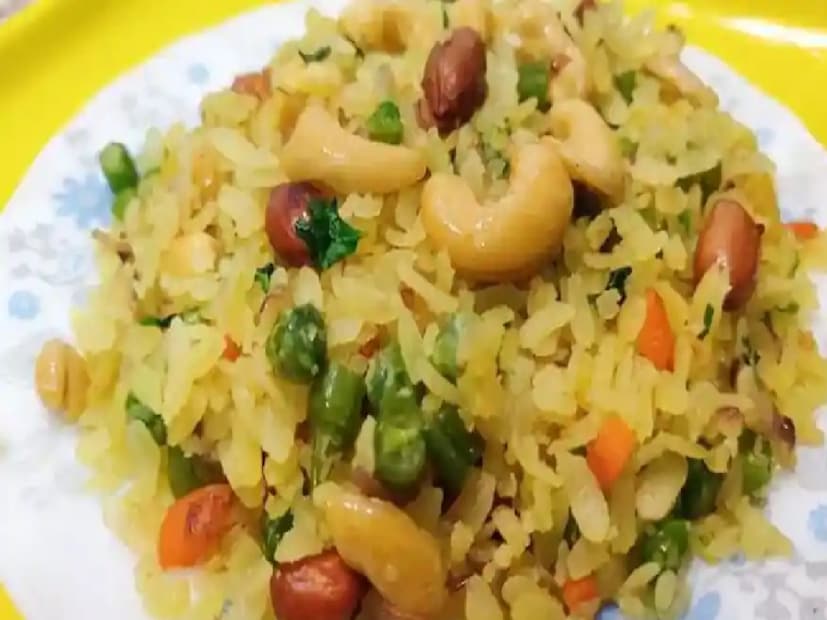 *পোহা বা চিঁড়ের পোলাও ওজন কমানোর জন্য একটি দুর্দান্ত খাবার কারণ এটি হালকা এবং আপনাকে দীর্ঘ সময় ধরে পেট ভরে রাখে। এতে ফাইবার এবং কার্বোহাইড্রেটের ভালো ভারসাম্য রয়েছে। যদি আপনি এটি চিনাবাদাম এবং সবজির সাথে মিশিয়ে খান, তাহলে এটি একটি নিখুঁত উচ্চ ফাইবার, কম ক্যালোরির নাস্তা তৈরি করে।