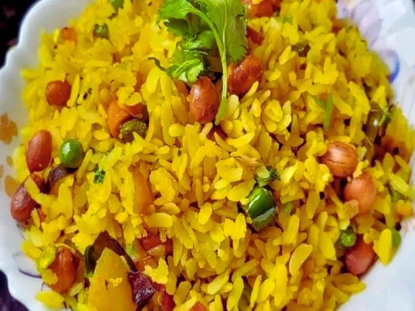 *ভারতে পোহাকে হালকা, উদ্যমী এবং স্বাস্থ্যকর ব্রেকফাস্ট হিসেবে বিবেচনা করা হয়। এটি হজম করা সহজ, হজম করা সহজ এবং ক্যালোরিতে কম। চিনাবাদাম, সবজি এবং কারি পাতা যোগ করলে তার পুষ্টিগুণ আরও বৃদ্ধি পায়। শুধু খেয়াল রাখবেন এটি খুব বেশি তেলে রান্না না করা। অল্প পরিমাণে তেলে ভাজা স্বাদ এবং স্বাস্থ্য উভয়ই বজায় রাখে।