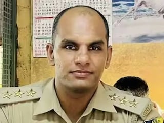 শুল্ক আধিকারিককে মার শুল্ক আধিকারিককে মার