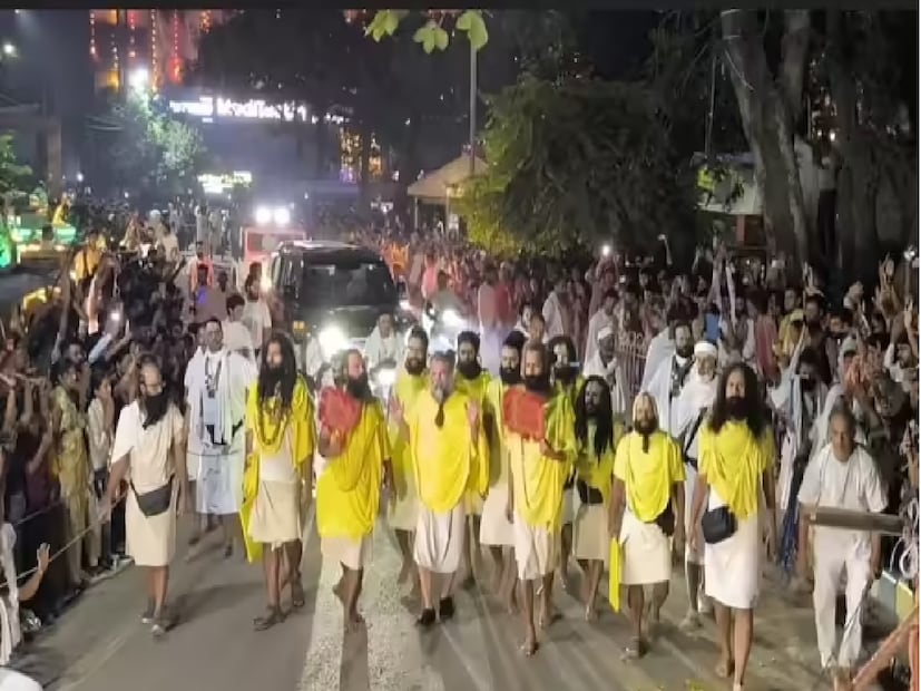 মঙ্গলবার কেন সিটি স্ক্যান করা হয়েছিল?প্রেমানন্দ মহারাজকে মঙ্গলবার বৃন্দাবনের বিড়লা মন্দিরে অবস্থিত ডায়াগনস্টিক সেন্টারে পেটের সিটি স্ক্যান করানো হয়েছিল৷ কারণ তাঁর পেট ফুলে যাওয়ার কারণে তীব্র ব্যথা অনুভব করছিলেন। ভক্তরা খবর পাওয়ার সঙ্গে সঙ্গেই সেই চিকিৎসা কেন্দ্রের বাইরে বিশাল ভিড় জড়ো হয়, যা নিয়ন্ত্রণ করতে পুলিশকে হিমশিম খেতে হয়৷