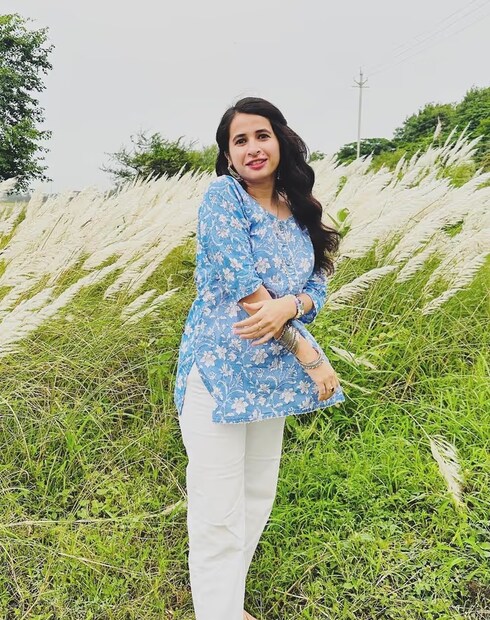 প্রিয়ল যাদব মধ্যপ্রদেশের হরদা জেলার একটি গ্রামীণ এলাকার বাসিন্দা। তাঁর গ্রামে মেয়েদের বাল্যবিবাহ খুবই সাধারণ এক বিষয়। বাবা তৃতীয় শ্রেণী পর্যন্ত পড়াশোনা করা এক কৃষক এবং মা একজন গৃহবধূ, যিনি সপ্তম শ্রেণী পর্যন্তই পড়াশোনা করেছেন। প্রিয়ল যাদবের পক্ষে পড়াশোনা চালিয়ে যাওয়া এবং তাঁর স্বপ্ন পূরণ করা সহজ ছিল না। তবে, তাঁর বাবা-মা সামাজিক চাপ উপেক্ষা করেই মেয়ের প্রতিভার উপর বিশ্বাস রেখেছিলেন এবং তাঁকে পড়াশোনা চালিয়ে যাওয়ার জন্য সম্পূর্ণ স্বাধীনতা দিয়েছিলেন। তাঁরা এই লক্ষ্য অর্জনের জন্য প্রিয়লকে ইনদওরে পাঠিয়েছিলেন।