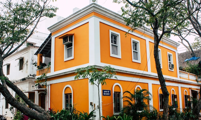 পুদুচেরি দক্ষিণ ভারতের অন্যতম প্রিয় পর্যটন কেন্দ্র। ফরাসি ঔপনিবেশিক আকর্ষণ এবং ভারতীয় আধ্যাত্মিকতার মিশ্রণ দর্শনার্থীদের আকর্ষণ করে। বঙ্গোপসাগরের তীরে অবস্থিত প্রমেনেড সৈকত তো আছেই, অন্য দিকে, কারাইকাল এবং ইয়ানামের মন্দিরগুলি আধ্যাত্মিকতার সুযোগ দেয়। অন্য দিকে, মাহে তার শান্ত তীর এবং কেরলের প্রাকৃতিক সৌন্দর্যের জন্য ভ্রমণকারীদের আমন্ত্রণ জানায়।