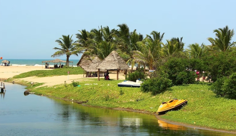 পুদুচেরির চারটি জেলার মধ্যে তিনটি- পুদুচেরি, কারাইকাল এবং ইয়ানাম- বঙ্গোপসাগরের তীরে অবস্থিত, যা তামিলনাড়ু এবং অন্ধ্রপ্রদেশ দ্বারা বেষ্টিত। একসময় ফরাসি উপনিবেশ ছিল পুদুচেরি, এই অদ্ভুত বিভাগটি তার ঔপনিবেশিক অতীতকেই প্রতিফলিত করে। এই অঞ্চলগুলি তাদের সোনালি সৈকত, ফরাসি যুগের স্থাপত্য এবং প্রাণবন্ত সৈকত সংস্কৃতির জন্য বিখ্যাত। চতুর্থ জেলা মাহে আরব সাগরের তীরে কেরল রাজ্যে অবস্থিত। শান্ত সৈকত, সবুজের সমারোহ এবং শান্ত খাঁড়ি মাহে পর্যটনে একটি স্বতন্ত্র উপকূলীয় অভিজ্ঞতা প্রদান করে।