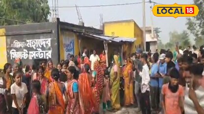 পেটি পেটি মদের বোতল নষ্ট করল গ্রামের মহিলারা পেটি পেটি মদের বোতল নষ্ট করল গ্রামের মহিলারা