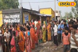 পুষ্পা সিনেমার কায়দায় গ্রামে ঢুকছিল মদ! পথ আটকে যা হল...! দেশি মদে ভিজল রাস্তা