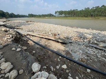 যেন গিলতে আসছে...! ২৫-৩০ ফুট এগিয়ে এসেছে 'গাঠিয়া', নদীর অচেনা রূপে ভীত নাগরাকাটা