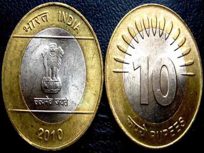 প্রশ্ন: ১০ টাকার মুদ্রার বিভিন্ন নকশা সম্পর্কে কী জানা যায়?উত্তর: আরবিআই ১০ টাকার কয়েন চালু হওয়ার পর থেকে ১৪টিরও বেশি ডিজাইনের ১০ টাকার মুদ্রা জারি করেছে। বিভিন্ন অনুষ্ঠান উপলক্ষে, বিশিষ্ট ব্যক্তিদের স্মরণে এবং জনসাধারণের চাহিদা অনুসারে নতুন ডিজাইন চালু করা হয়। তবে এই নিয়ে কোনও বিভ্রান্তির অবকাশ নেই। কারণ আরবিআই স্পষ্ট জানিয়েছে, নকশায় পরিবর্তন সত্ত্বেও, সমস্ত মুদ্রা বৈধ দরপত্র হিসাবে বৈধ থাকে এবং বাজারে গ্রহণযোগ্য হওয়াতে কোনও বাধা থাকা উচিত নয়।