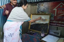 স্থানীয় বাসিন্দার আবদার ফেরাতে পারলেন না! দার্জিলিংয়ে জনসংযোগে গিয়ে হাতে তুলে নিলেন তুলি