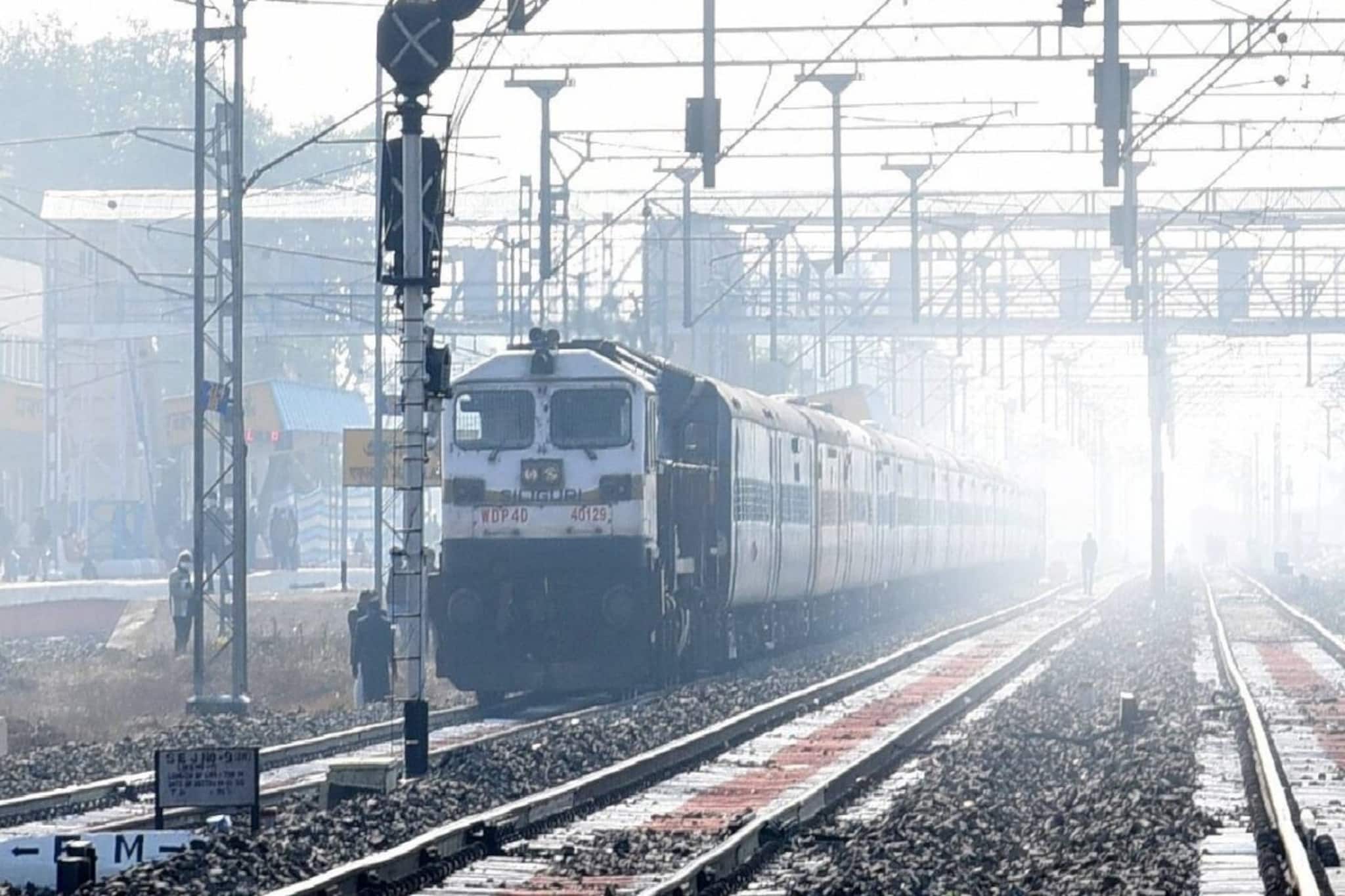 Indian Railways: সপ্তাহব্যাপী ট্রেন বাতিল, বহু ট্রেন চলবে ঘুরপথে, কিছু ট্রেনের বদলাচ্ছে রুট! দুর্ভোগ এড়াতে দেখুন তালিকা