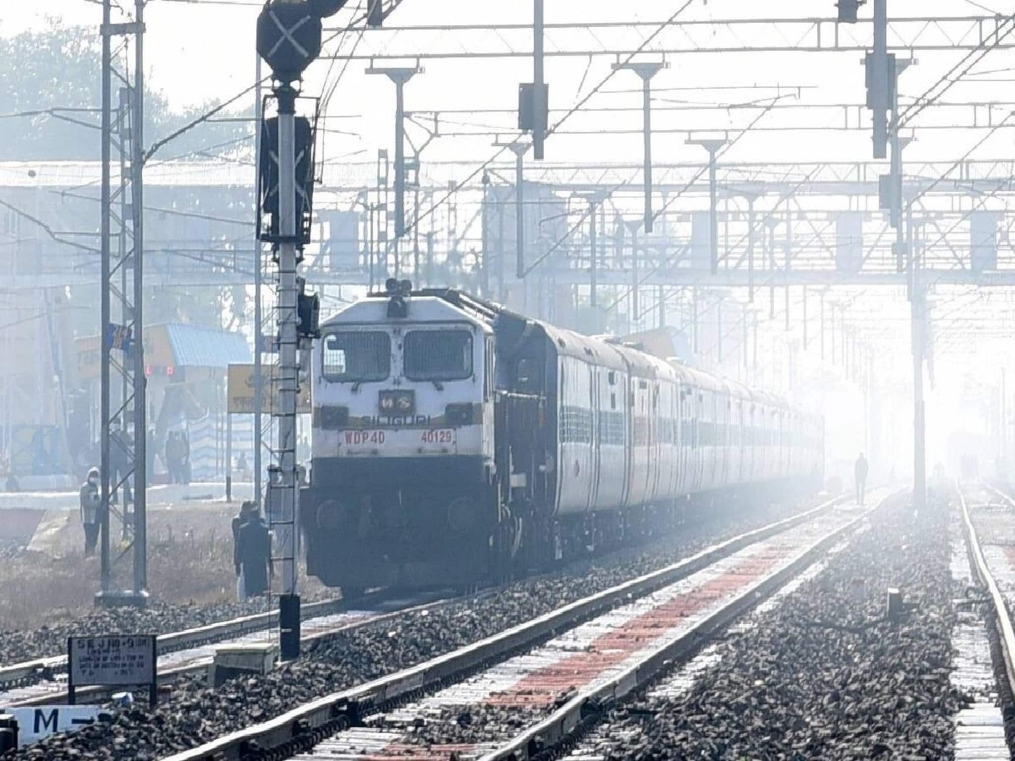 Indian Railways: সপ্তাহব্যাপী ট্রেন বাতিল, বহু ট্রেন চলবে ঘুরপথে, কিছু ট্রেনের বদলাচ্ছে রুট! দুর্ভোগ এড়াতে দেখুন তালিকা
