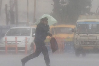 শেষ হচ্ছে না বৃষ্টির দাপট! কবে আসবে শীত? নভেম্বরেও চলবে বর্ষার ইনিংস? কী জানাল হাওয়া অফিস?