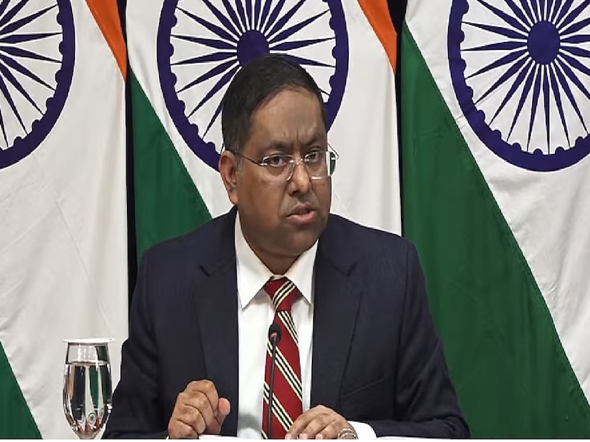 প্রধানমন্ত্রী নরেন্দ্র মোদি তাঁকে আশ্বস্ত করেছেন যে ভারত রাশিয়ার অপরিশোধিত তেল কেনা বন্ধ করবে, এই কথার কোনও সত্যতা নেই বলেও ভারত জানিয়েছে৷ বিদেশ মন্ত্রকের মুখপাত্র রণধীর জয়সওয়াল বলেছেন যে তিনি দুই নেতার মধ্যে সাম্প্রতিক কোনও ফোনালাপ সম্পর্কে তিনি অবগত নন।