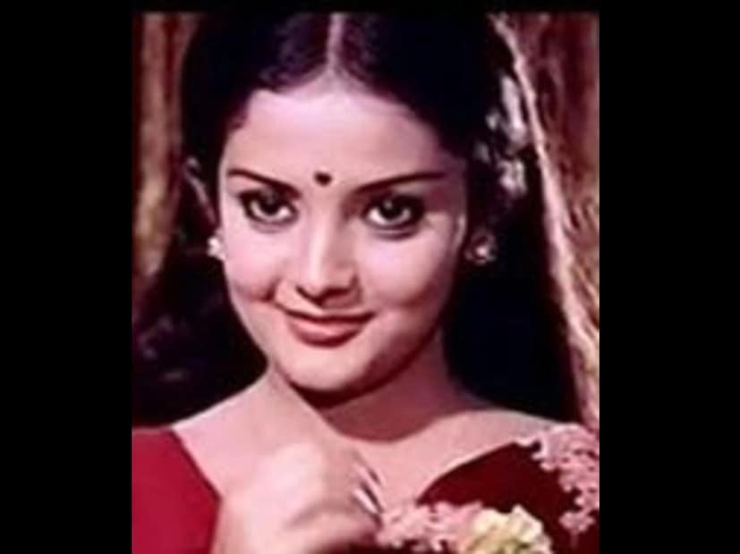 একদিন যখন পদ্মিনী শুটিং থেকে বাড়ি ফিরছিলেন, তখন কোনো কারণে তার ড্রাইভার তাকে গালে চড় মারে। এরপর অভিনেত্রী তাকে তৎক্ষণাৎ চাকরি থেকে বের করে দেন। ড্রাইভারের মধ্যে প্রতিশোধের আগুন জ্বলে ওঠে।