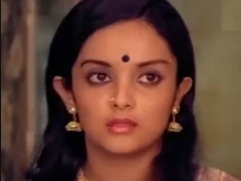 ড্রাইভার রাঁধুনি এবং ওয়াচম্যানের সঙ্গে অভিনেত্রীর বাড়িতে চুরির পরিকল্পনা করে। পরে তদন্তে জানা যায়, এই তিনজনেরই ক্রিমিন&#x200d;্যাল রেকর্ড ছিল। চুরির সময় ড্রাইভারকে দেখে ফেলেন অভিনেত্রীর মা ইন্দ্রা। এরপরেই ছুরি নিয়ে চড়াও হয় ড্রাইভার। 