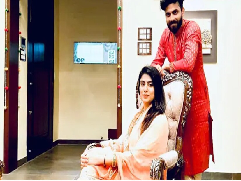 ওয়াকিবহাল মহলের জোর গসিপ যে রিভাবা জাদেজা যখন বিজেপিতে যোগ দেন, তখন তিনি তাঁর শ্বশুরবাড়িতে উপহাসের পাত্রী হয়েছিলেন৷  কারণ ক্রিকেটার রবীন্দ্র জাদেজার পরিবারের বেশিরভাগ সদস্যই কংগ্রেস সমর্থক। তবুও, রিভাবা হাল ছাড়েননি। তিনি গেরুয়া শিবিরের জন্য কাজ চালিয়ে যান। ২০১৬ সালে রবীন্দ্র জাদেজার সঙ্গে বিবাহ বন্ধনে আবদ্ধ হওয়ার পর রিভাবার নাম প্রথম আলোচনায় আসে।