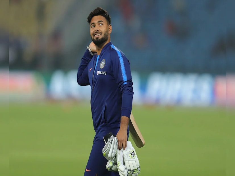 টিম ইন্ডিয়াকে তিন বা পাঁচ নম্বরে সাই সুদর্শন এবং দেবদত্ত পাডিক্কালের ব্যাটিং পজিশনও ঠিক করতে হবে। ইংল্যান্ডে খারাপ পারফরম্যান্সের পর বিসিসিআই নির্বাচন কমিটি করুণ নায়ারকে বাদ দেওয়ার সিদ্ধান্ত নিয়েছে। পরিবর্তে, ভারত ৫ নম্বর স্থানের স্থায়ী সমাধান খুঁজে পেতে তরুণ প্রতিভাদের দিকে নজর রাখছে৷  ভারত বনাম ওয়েস্ট ইন্ডিজ টেস্ট সিরিজ থেকে ঋষভ পন্থ ছিটকে যাওয়ায়, ৫ নম্বর স্থানের জন্য ভারতের আপাতত একটি স্থায়ী সমাধান প্রয়োজন।