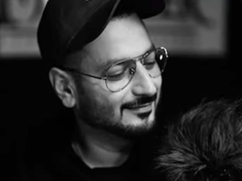 গায়ক ও অভিনেতা ঋষভ ট্যান্ডন, যিনি ফকির নামেও পরিচিত, আকস্মিক হৃদরোগে আক্রান্ত হয়ে শেষ নিশ্বাস ত্যাগ করেছেন। পাপারাজ্জো ভাইরাল ভায়ানি ইনস্টাগ্রামে এই খবরটি শেয়ার করেছেন। পোস্ট অনুসারে, ঋষভ তাঁর পরিবারের সঙ্গে দেখা করতে দিল্লি গিয়েছিলেন, সেখানেই ঘটনাটি ঘটে। তাঁর এক ঘনিষ্ঠ বন্ধুও জানিয়েছেন যে শিল্পী হৃদরোগে আক্রান্ত হয়ে হঠাৎ মারা গিয়েছেন।
