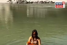 গলায় জড়ানো মালা, পোশাক কই? বিকিনি পরেই গঙ্গাস্নান বিদেশিনীর, ভিডিও দেখে 'থ' নেটদুনিয়া