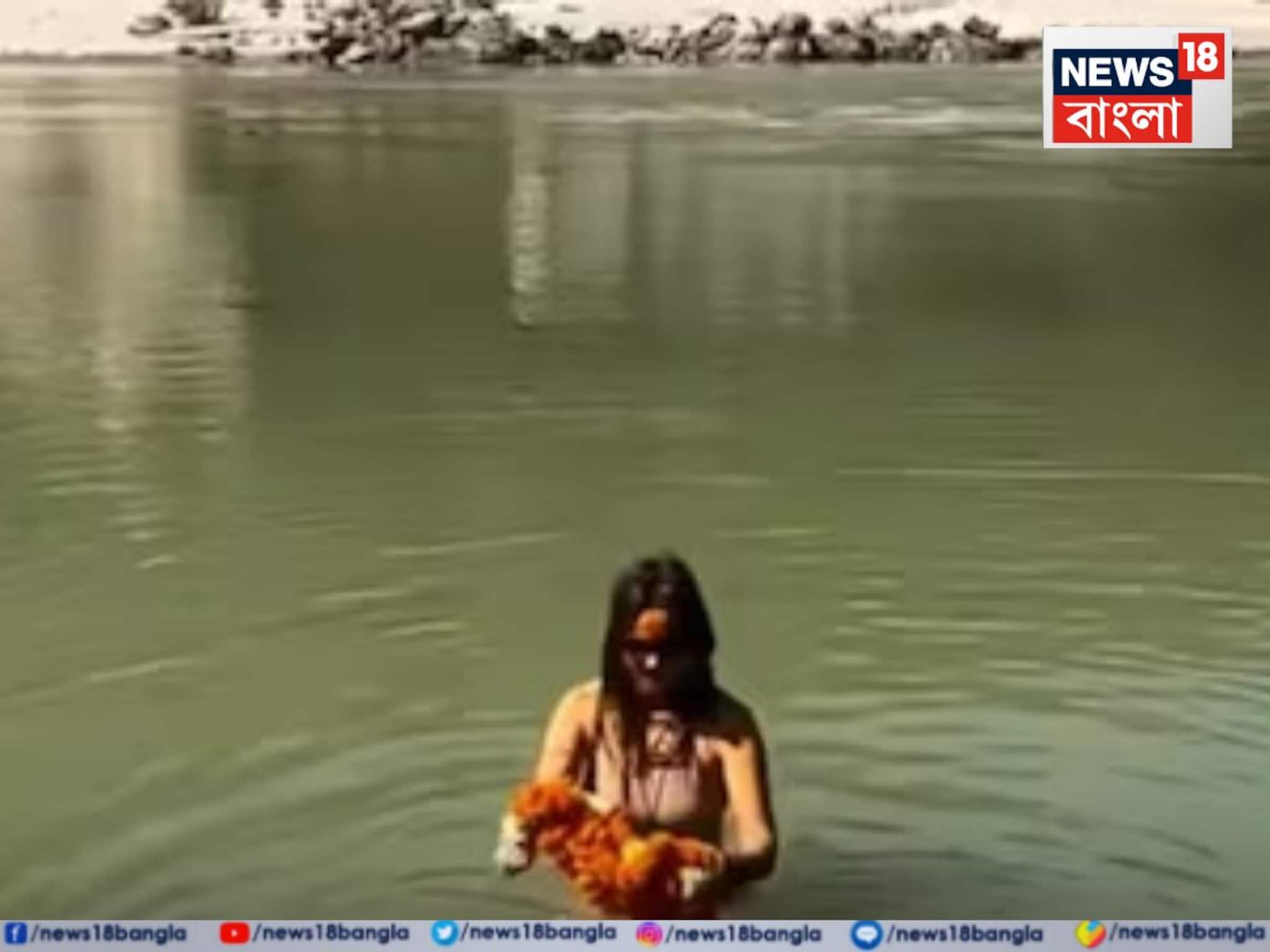 Viral Video: গলায় জড়ানো মালা, পোশাক কই? বিকিনি পরেই গঙ্গাস্নান বিদেশিনীর, ভিডিও দেখে আঁতকে উঠল নেটদুনিয়া, চরম ভাইরাল
