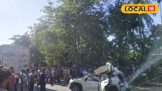 দুমড়েমুচড়ে যাওয়া গাড়ি দুমড়েমুচড়ে যাওয়া গাড়ি