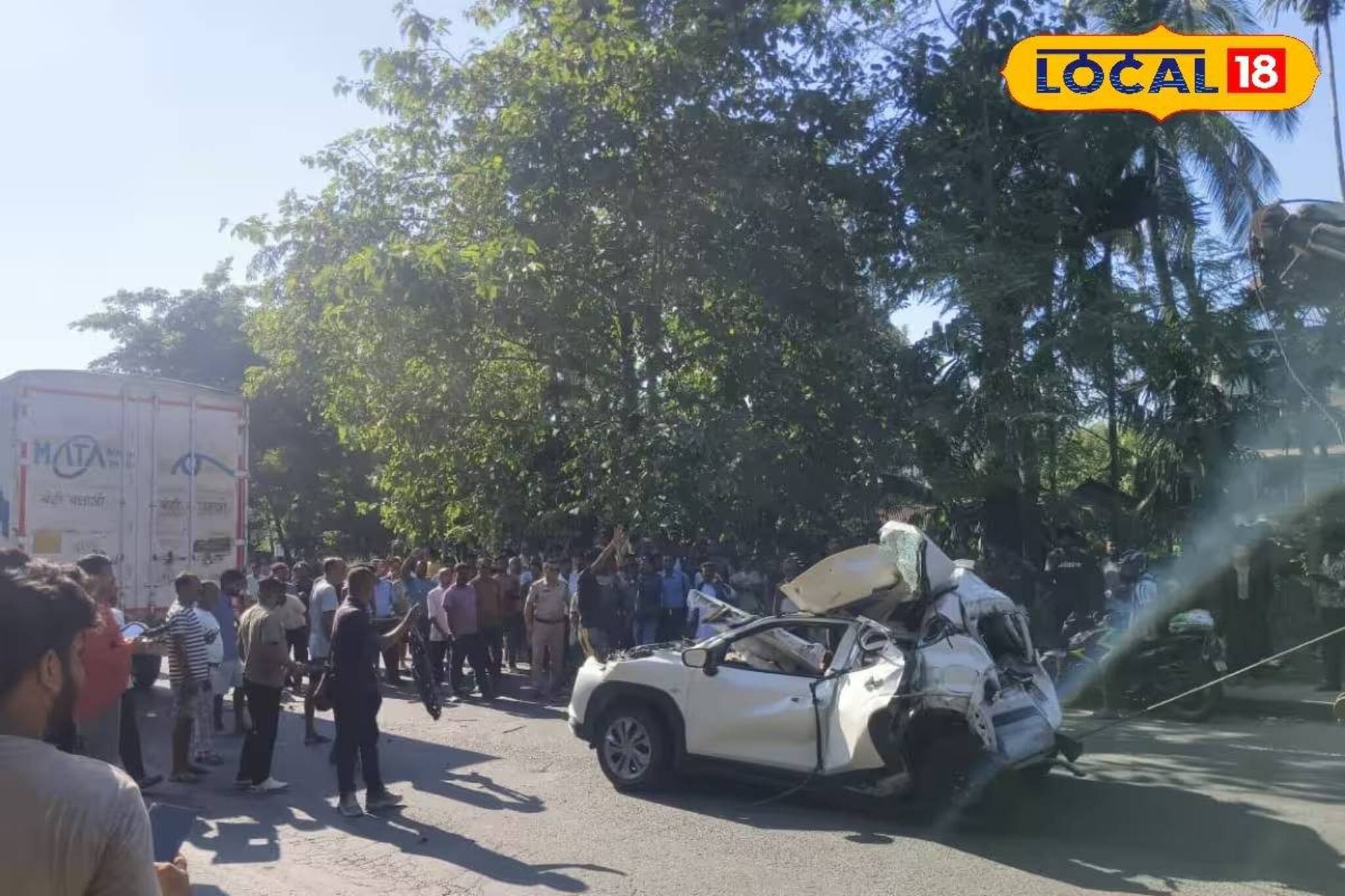 আলিপুরদুয়ারে ভয়াবহ দুর্ঘটনা! বাঁশবোঝাই গাড়ির ধাক্কায় দুমড়েমুচড়ে গেল পর্যটকদের গাড়ি