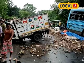 যাত্রীবাহী বাস ও পিকআপ ভ্যানের সংঘর্ষ