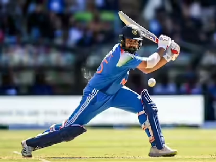 অস্ট্রেলিয়ায় একজন বিদেশী ব্যাটসম্যানের সবচেয়ে বেশি সেঞ্চুরির রেকর্ড ভাঙলেনরোহিত শর্মা সেঞ্চুরি করে ইতিহাস তৈরি করেছেন। অস্ট্রেলিয়ার মাটিতে একজন বিদেশি ব্যাটসম্যানের সবচেয়ে বেশি ওয়ানডে সেঞ্চুরির রেকর্ড গড়েছেন তিনি। অস্ট্রেলিয়ায় ৩৩ ইনিংসে রোহিতের এটি ষষ্ঠ সেঞ্চুরি৷  যেখানে বিরাট কোহলি এবং কুমার সাঙ্গাকারা এখন পাঁচটি করে সেঞ্চুরি করে রেখেছেন৷