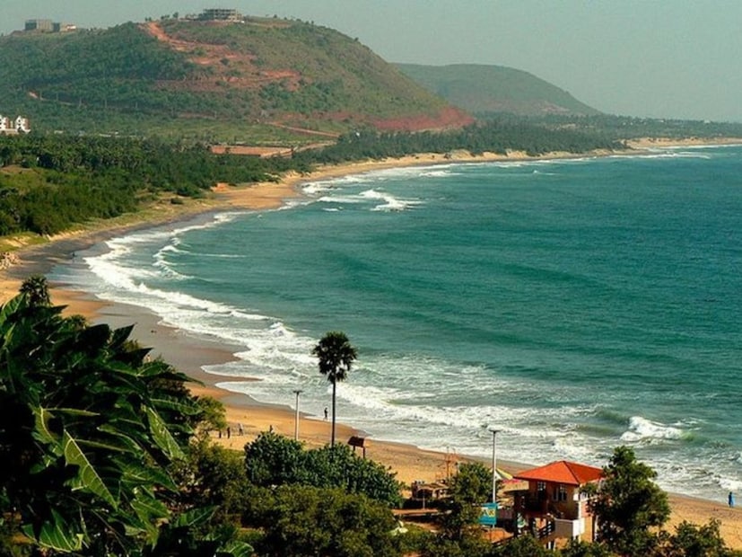 ঋষিকোন্ডা বিচ, অন্ধ্রপ্রদেশ: অন্ধ্রপ্রদেশে অবস্থিত ঋষিকোন্ডা বিচ সমানভাবে প্রাকৃতিক সৌন্দর্য এবং অ্যাডভেঞ্চারের সুযোগ প্রদান করে।