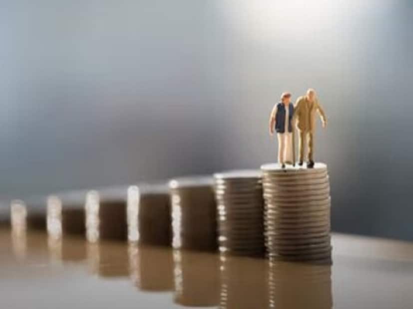 এই প্রকল্পে একক অ্যাকাউন্টের জন্য সর্বোচ্চ ৩০ লক্ষ টাকা এবং স্বামী/স্ত্রীর সঙ্গে যৌথ অ্যাকাউন্টের জন্য সর্বোচ্চ ৬০ লক্ষ টাকা পর্যন্ত বিনিয়োগের সুযোগ রয়েছে। সর্বনিম্ন বিনিয়োগ ১,০০০ টাকা থেকে শুরু হয়, যার মেয়াদ ৫ বছর, যা আরও ৩ বছর বাড়ানো যেতে পারে।বর্তমানে SCSS বার্ষিক ৮.২% সুদের হার প্রদান করে, যা ত্রৈমাসিক ভিত্তিতে রিভিউ করা হয়, কিন্তু সরকারি সহায়তার কারণে কখনও হ্রাস পায় না। সুদ ত্রৈমাসিকভাবে নেওয়া যেতে পারে যা সরাসরি ডাকঘর বা ব্যাঙ্কে জমা করা হয়। এটি পুনরায় বিনিয়োগও করা যেতে পারে। সুদ করযোগ্য, তবে ধারা ৮০C-এর অধীনে ১ লক্ষ টাকা পর্যন্ত ছাড় রয়েছে। সুদের পরিমাণ ৫০,০০০ টাকার বেশি হলে টিডিএস কাটা হয়।