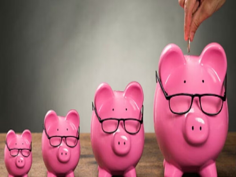 ৮.২% সুদের হারে ১৫ লক্ষ টাকা বিনিয়োগ করলে বার্ষিক ১,২৩,০০০ টাকা সুদ পাওয়া যাবে, যা প্রতি মাসে প্রায় ১১,৭৫০ টাকা দাঁড়ায়। এই পরিমাণ স্থির এবং বাজারের অবস্থার সঙ্গে ওঠানামা করে না। SCSS-তে প্রভিডেন্ট ফান্ড বা গ্র্যাচুইটির অর্থ বিনিয়োগ করলে অবসর-পরবর্তী জীবন আরামদায়ক হতে পারে।