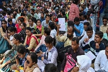 'আরও বৃহত্তর আন্দোলনে যাব!' বিকাশ ভবনের বাইরে একাদশ-দ্বাদশের নতুন চাকরিপ্রার্থীদের বিক্ষোভ