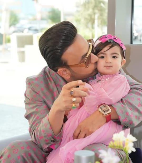 সাফল্যের দুটি গুরুত্বপূর্ণ বৈশিষ্ট্য তুলে ধরেছেন সানপাল। মজার ব্যাপার এই যে সানপাল জোর দিয়েছেন যে কঠোর পরিশ্রম ভাগ্যের চেয়ে গুরুত্বপূর্ণ; তবে, ভাগ্যও সমানভাবে গুরুত্বপূর্ণ। “যদি ভাগ্য তোমার পক্ষে থাকে এবং তুমি যদি কঠোর পরিশ্রম করো, তাহলে ভাগ্যও তোমাকে আরও কঠোর পরিশ্রম করতে বলবে এবং তারপর তা অবশেষে তোমার কাছে আসবে,” তিনি বলেন। “ইতিবাচক থাকো, সব কিছু নিয়ে ইতিবাচক চিন্তা করো। যখন একজন ব্যক্তি অসম্মানের সম্মুখীন হয়, তখন আসলে তা তাকে অনেক এগিয়ে নিয়ে যায়।” (Photo: Instagram)