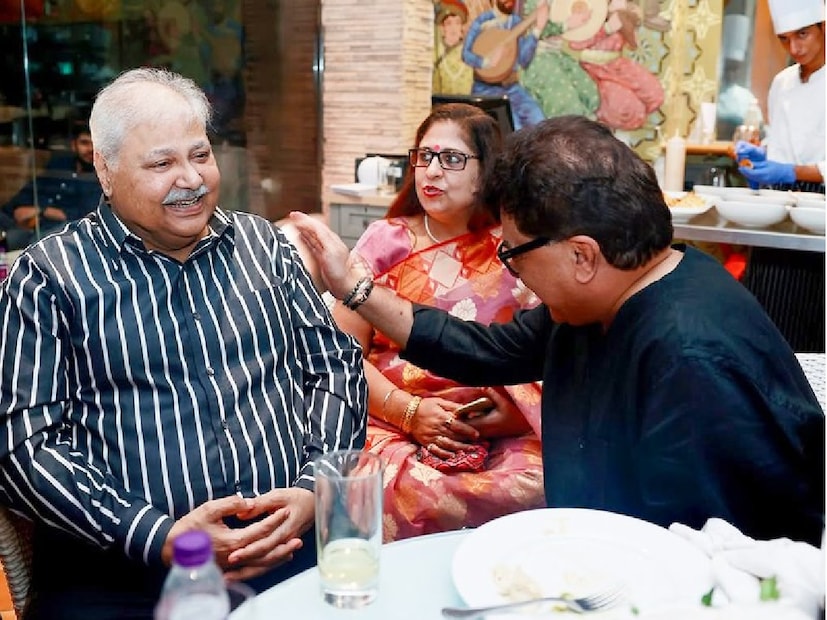 অশোক পণ্ডিত কিডনি বিকল হওয়ার কথা উল্লেখ করেছিলেনপরিচালক অশোক পণ্ডিত ইনস্টাগ্রামে একটি শোকবার্তা পোস্ট করেছেন, যেখানে কিডনি বিকল হওয়ার কথা উল্লেখ করেছেন, যা বলিউডে শোকের ছায়া ফেলেছে। তবে, রাজেশ স্পষ্ট করে বলেছেন যে এটি ভুল তথ্য।